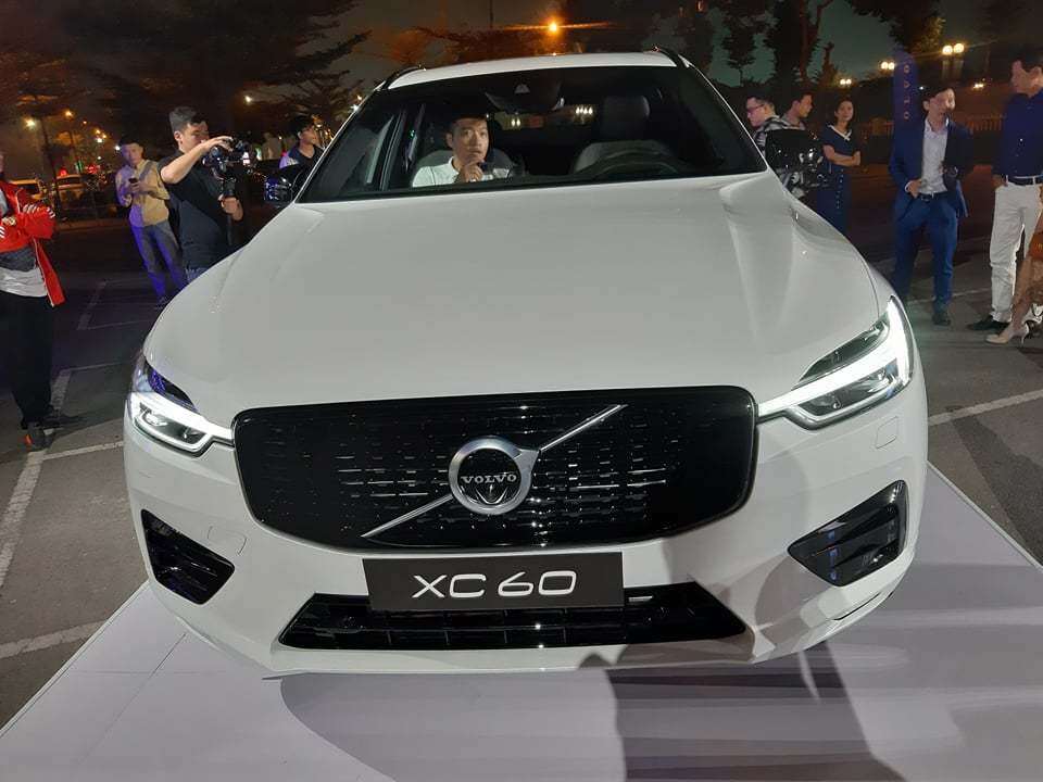 Lưới tản nhiệt tạo hình đa giác đơn giản, cụm đèn định vị Thor's Hammer và đèn hậu tạo hình gấp khúc là những chi tiết đặc trưng của hãng xe Bắc Âu