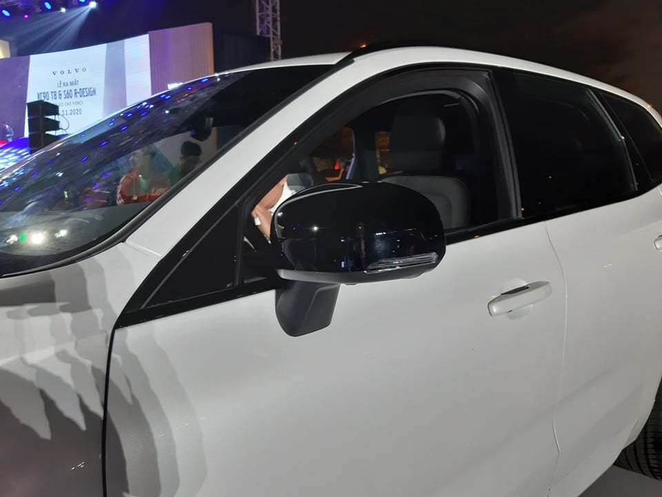 Điểm nhấn của XC60 tại Việt Nam là gói ngoại thất R-Design với các chi tiết sơn tối màu như lưới tản nhiệt, hốc đèn sương mù, gương chiếu hậu, baga mui