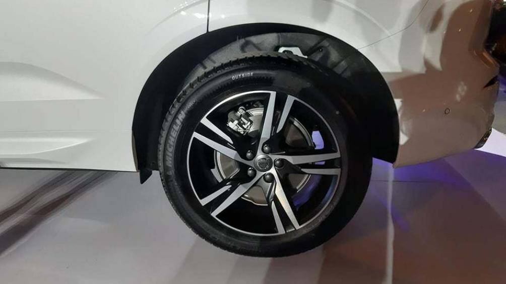 Xe được trang bị bộ mâm 19 inch thiết kế thể thao. Cung cấp sức mạnh cho XC60 R-Design vẫn là động cơ xăng tăng áp kết hợp siêu nạp 4 xy-lanh 2.0L, cho công suất 320 mã lực và mô-men xoắn 400 Nm. Kết hợp với động cơ là hộp số tự động 8 cấp và hệ dẫn động AWD. Mẫu SUV này có 5 chế độ lái.