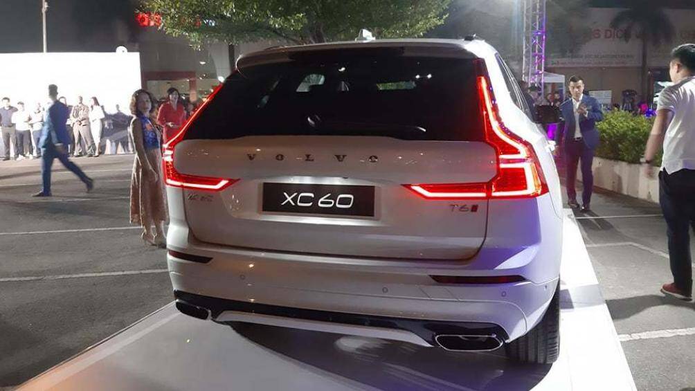 XC60 sở hữu gói an toàn chủ động City Safety, hỗ trợ lái Pilot Assist. Các tính năng nổi bật bao gồm kiểm soát hành trình thông minh, cảnh báo va chạm phía trước, hỗ trợ giữ làn đường, cảnh báo lệch làn đường, hỗ trợ khởi hành ngang dốc, camera đỗ xe, cảnh báo điểm mù, camera 360 độ…