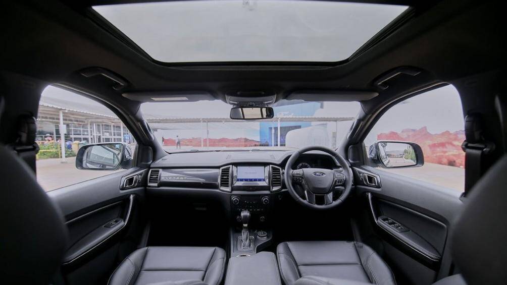 Xe vẫn đi kèm nội thất bọc da với tính năng mở cửa không cần chìa khóa, nút bấm khởi động máy, hệ thống thông tin giải trí SYNC 3