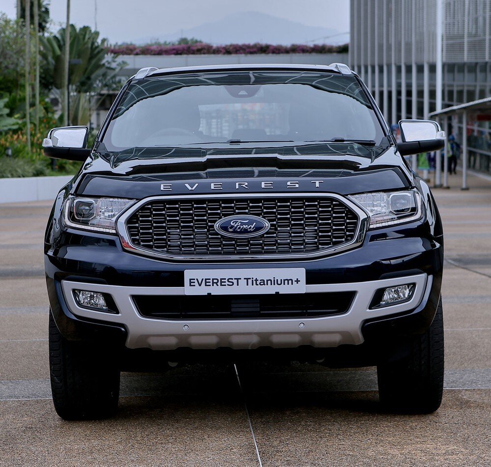 Để tạo sự khác biệt với các phiên bản còn lại, Ford Everest Sport 2021 sẽ đi kèm lưới tản nhiệt màu đen và tem chữ nổi trên nắp ca-pô