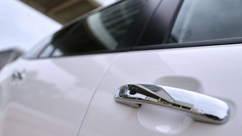 Cuối cùng là những trang bị an toàn như 7 túi khí, hệ thống cân bằng điện tử, kiểm soát lực kéo và hỗ trợ khởi hành ngang dốc