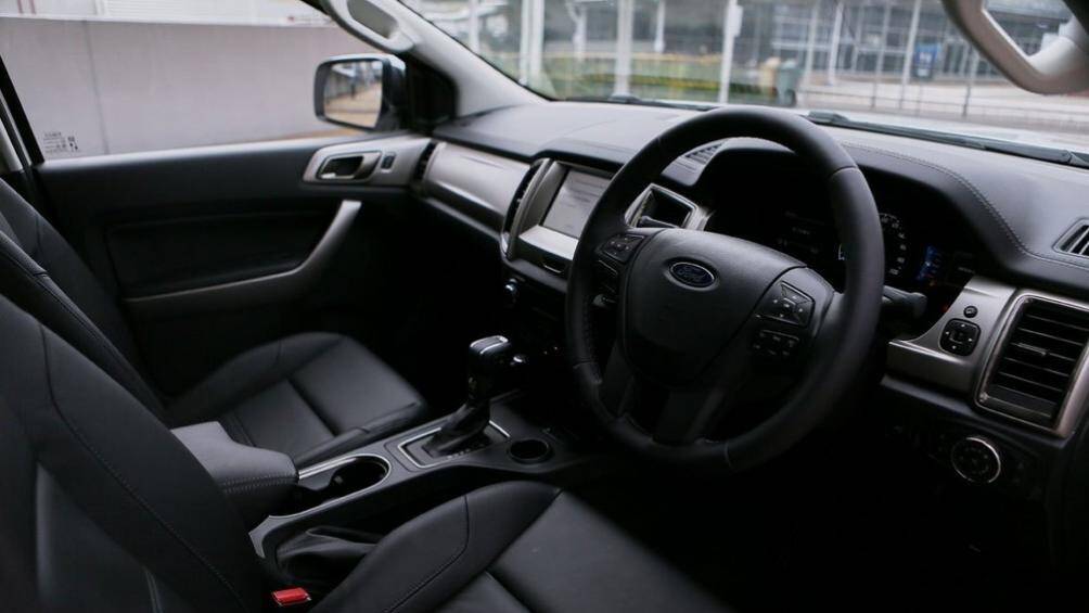 Trái với ngoại thất, nội thất của Ford Everest 2021 tại Thái Lan không có gì thay đổi