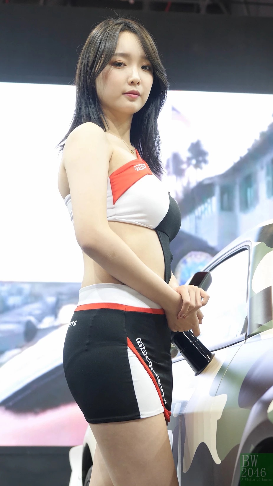 Mỹ nhân Trung Quốc nổi bật khi đứng cạnh xế sang