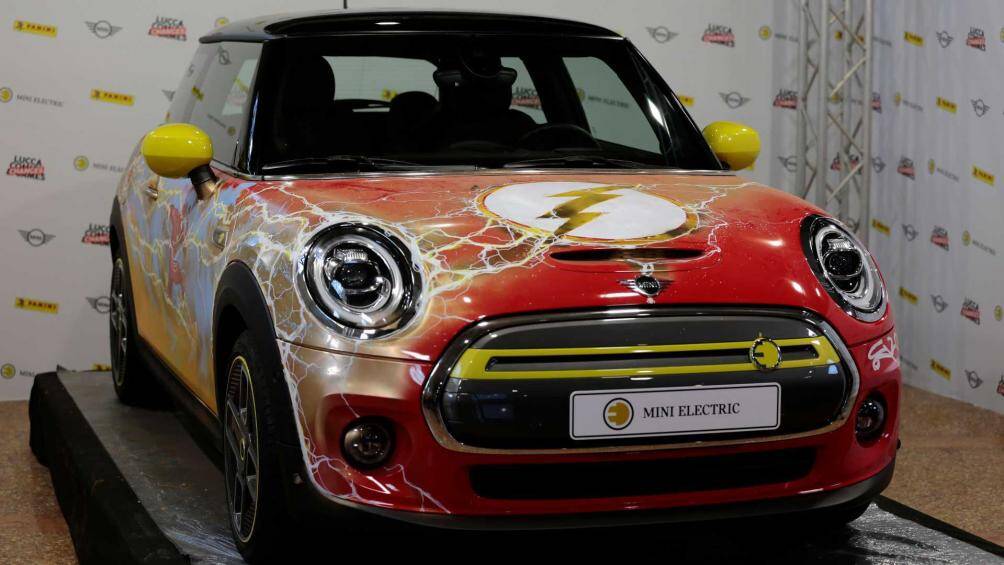 Biến thể đặc biệt của MINI Cooper SE chỉ được thay đổi về màu sắc và các hình vẽ bên ngoài, những trang bị khác và thông số được giữ nguyên