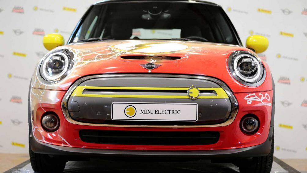 Mẫu xe điện vẫn có mặt ca-lăng sơn bóng, la-zăng chữ X, gương chiếu hậu sơn màu vàng, đèn trước dạng tròn và đèn hậu LED họa tiết cờ Anh quốc