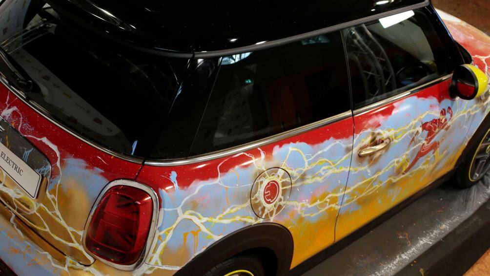 Xe có khả năng tăng tốc 0-100 km/h mất 7,2 giây, chậm hơn nhiều so với tốc độ ánh sáng của siêu anh hùng The Flash