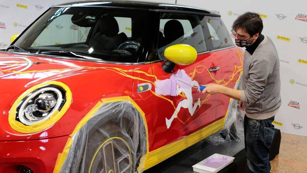 Là người đã vẽ hơn 30 tập truyện The Flash, Giandomenico không quá khó khăn khi thực hiện việc trang trí cho chiếc MINI Cooper SE