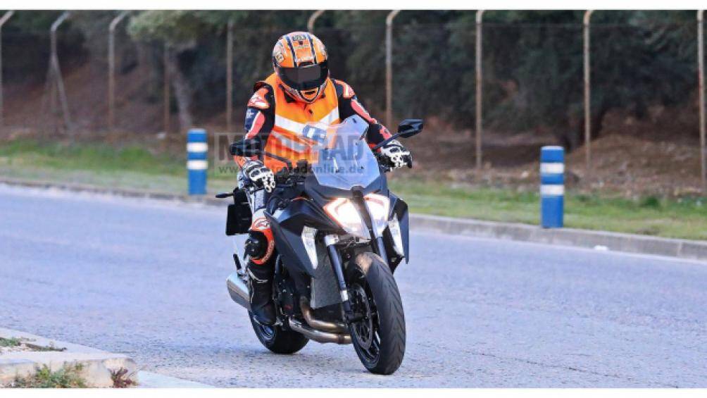 Phần phía trước không có nhiều sự thay đổi so với phiên bản hiện tại. Hai đèn chiếu sáng theo góc cua lớn ở mui tản nhiệt được giữ lại