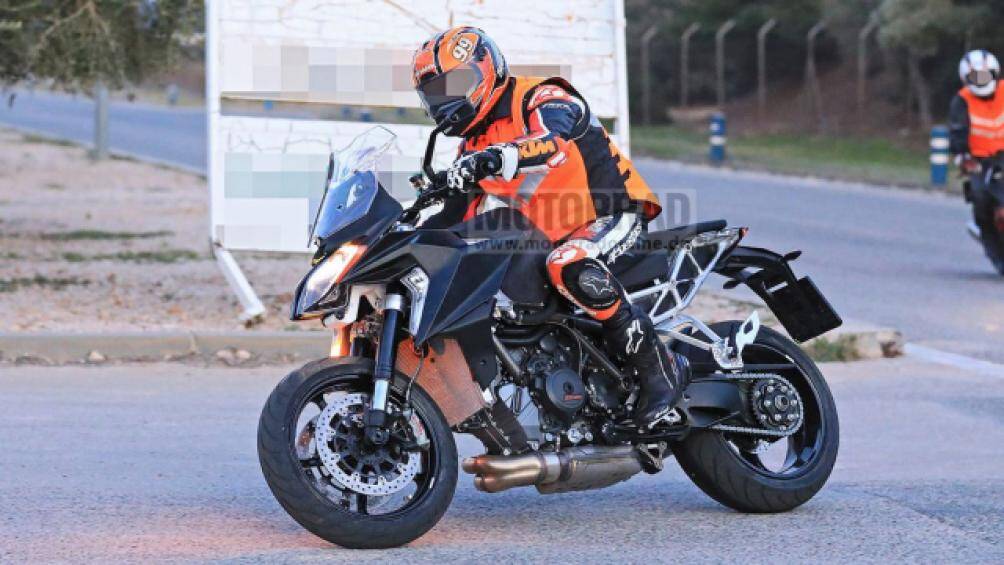 Mới đây, cộng đồng mạng đã bất ngờ phát hiện mẫu Touring KTM 1290 Super Duke GT 2021 đang chạy trên đường thử và đã chụp lại được mốt số hình ảnh