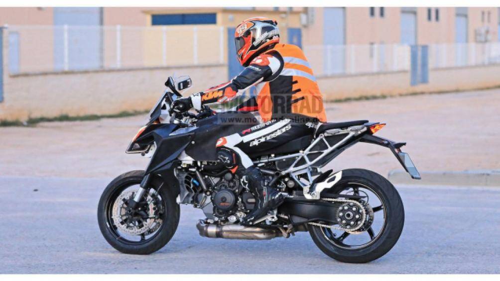 Thay vì sử dụng khung phụ nhôm như phiên bản cũ, thì 1290 Super Duke GT 2021 sử dụng khung phụ dạng thép ống giúp tăng khả năng tải hành lý của xe