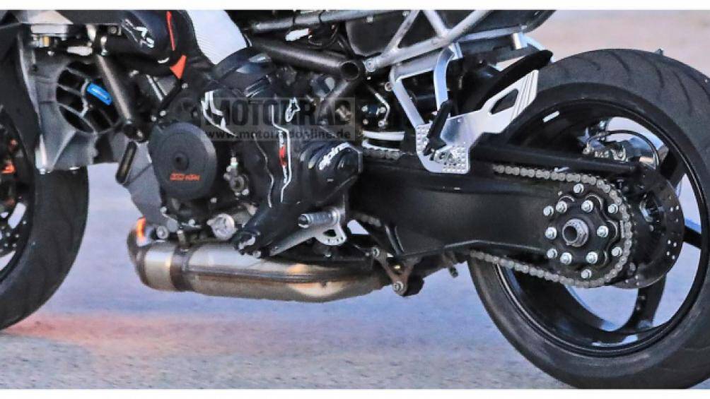 Thay vì bộ mâm 5 chấu hình chữ "Y", 1290 Super Duke GT 2021 đã được KTM thay đổi với kiểu 5 chấu thẳng thể thao hơn