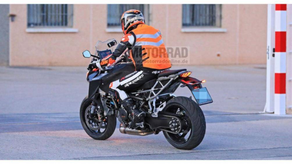 Từ những hình ảnh này có thể thấy KTM 1290 Super Duke GT 2021 có thiết kế hoàn toàn mới so với phiên bản 1290 Super Duke GT 2020 hiện tại
