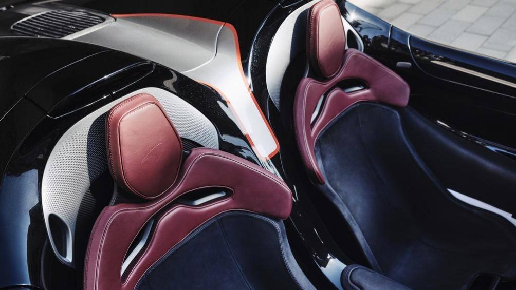 Nội thất chiếc McLaren Elva 2021 có màu đen và đỏ. Trong đó, tựa đầu ghế ngồi mang màu đỏ sẫm và phần còn lại là màu tối