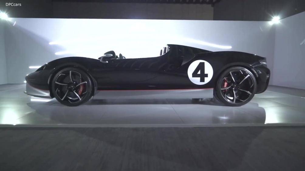 Xe xuất hiện với bộ áo hai tông màu là trắng và đen cùng logo số 4 ở nắp capô cũng như 2 bên hông xe để tạo điểm nhấn