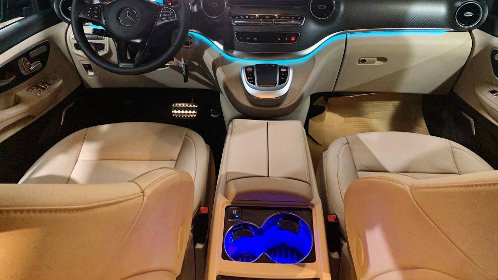 Tiếp đến là hệ điều hòa khí hậu tự động đa vùng Thermotronic, Hệ thống âm thanh Burmester 15 loa công suất 640 watt,cùng với đó là tủ lạnh thể tích 3,2 lít