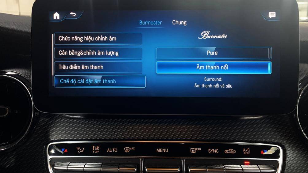 Khoang sau Mercedes-Benz V250 AMG còn được trang bị cửa sổ thông gió đóng/mở điện riêng biệt, cổng lắp đặt giá để Ipad và các thiết bị giải trí khác