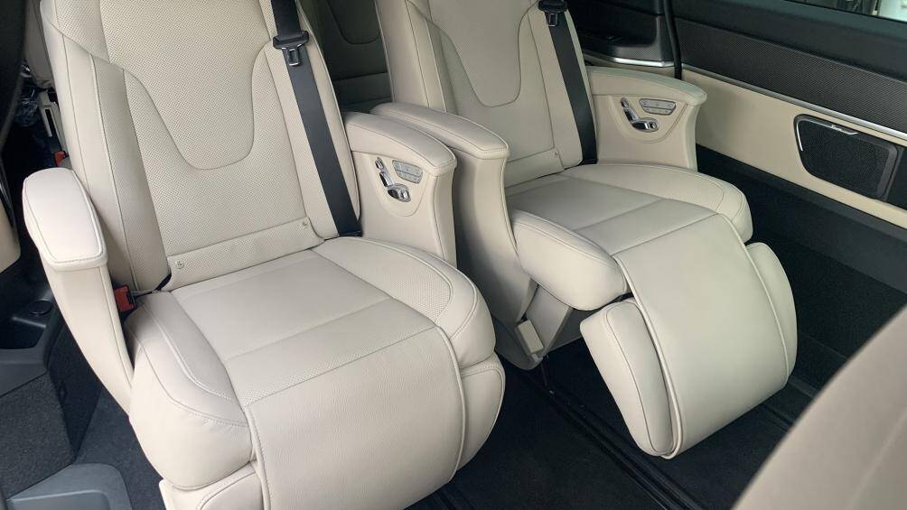 Mercedes-Benz V250 AMG tích hợp nhiều trang bị tiện nghi như hàng ghế thứ 2 có 2 ghế độc lập, có tựa tay mềm mịn, đệm đỡ bắp chân và có chức năng massage...