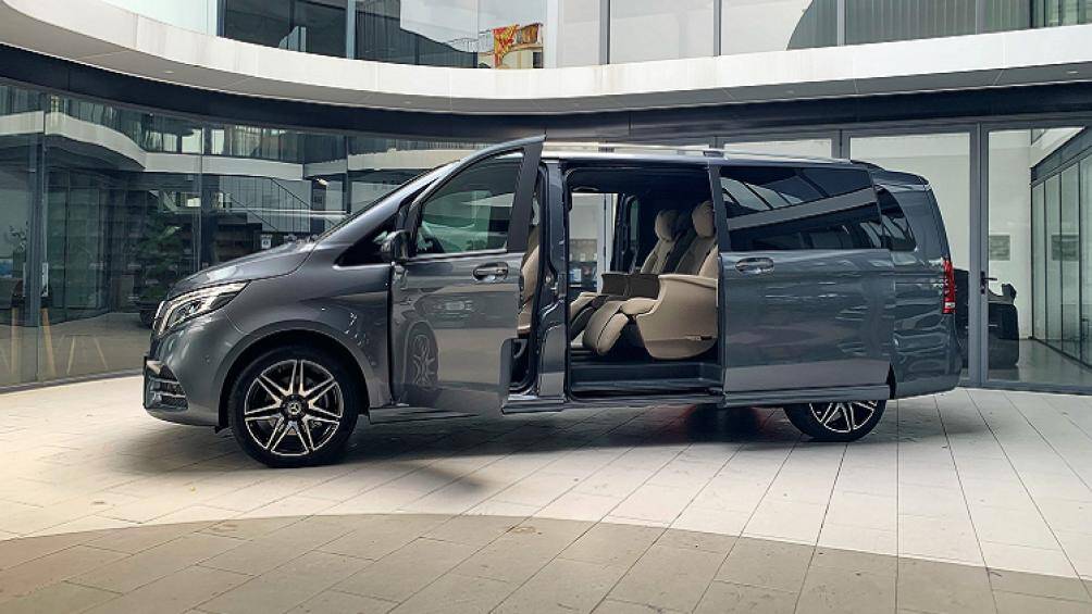 Đặc biệt, toàn bộ kính xe đều là loại kính cách nhiệt, kính khoang sau màu tối mang đến sự riêng tư và thoải mái ở mọi vị trí ngồi trên xe