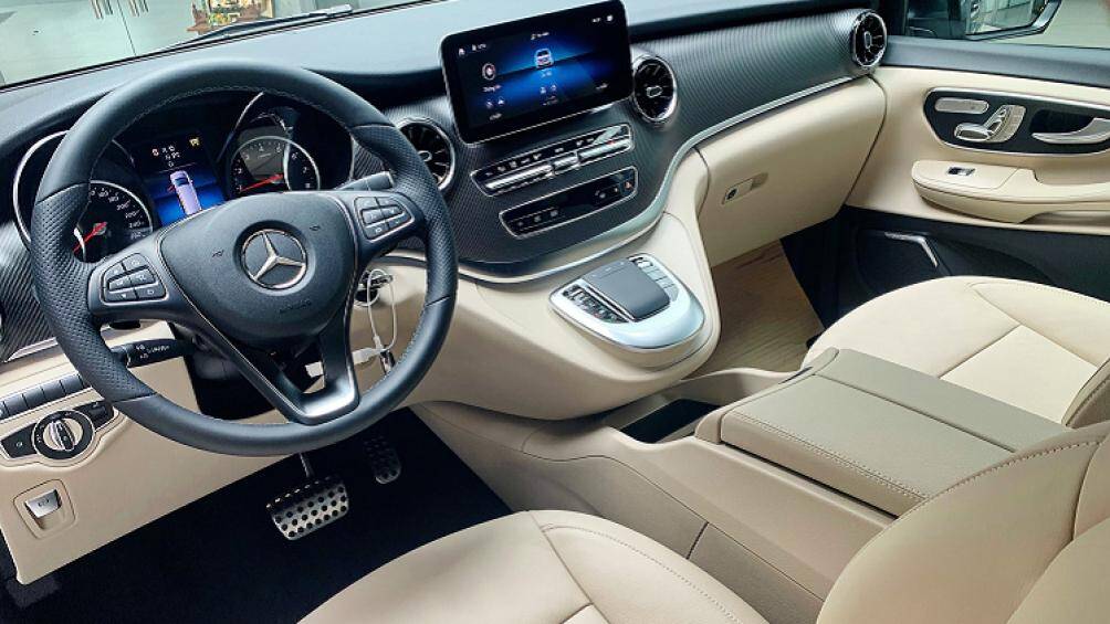 Khoang nội thất của Mercedes-Benz V-Class 2020 mới sở hữu ốp nội thất trang trí với vân carbon bắt mắt, kết hợp với chất liệu cao cấp như da Nappa, gỗ