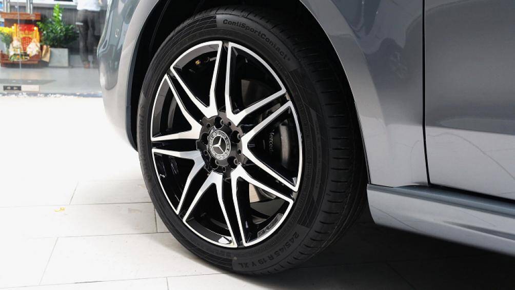 Phong cách AMG đặc trưng được thể hiện rõ nét qua cản trước 3 khoang, lưới tản nhiệt kim cương 1 nan lớn và bộ mâm xe thể thao cỡ lớn 19 inch, 7 chấu kép