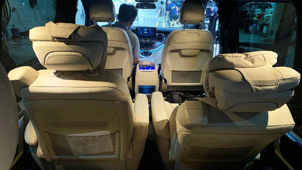 Đặc biệt, toàn bộ kính xe đều là loại kính cách nhiệt, kính khoang sau màu tối mang đến sự riêng tư và thoải mái ở mọi vị trí ngồi trên xe