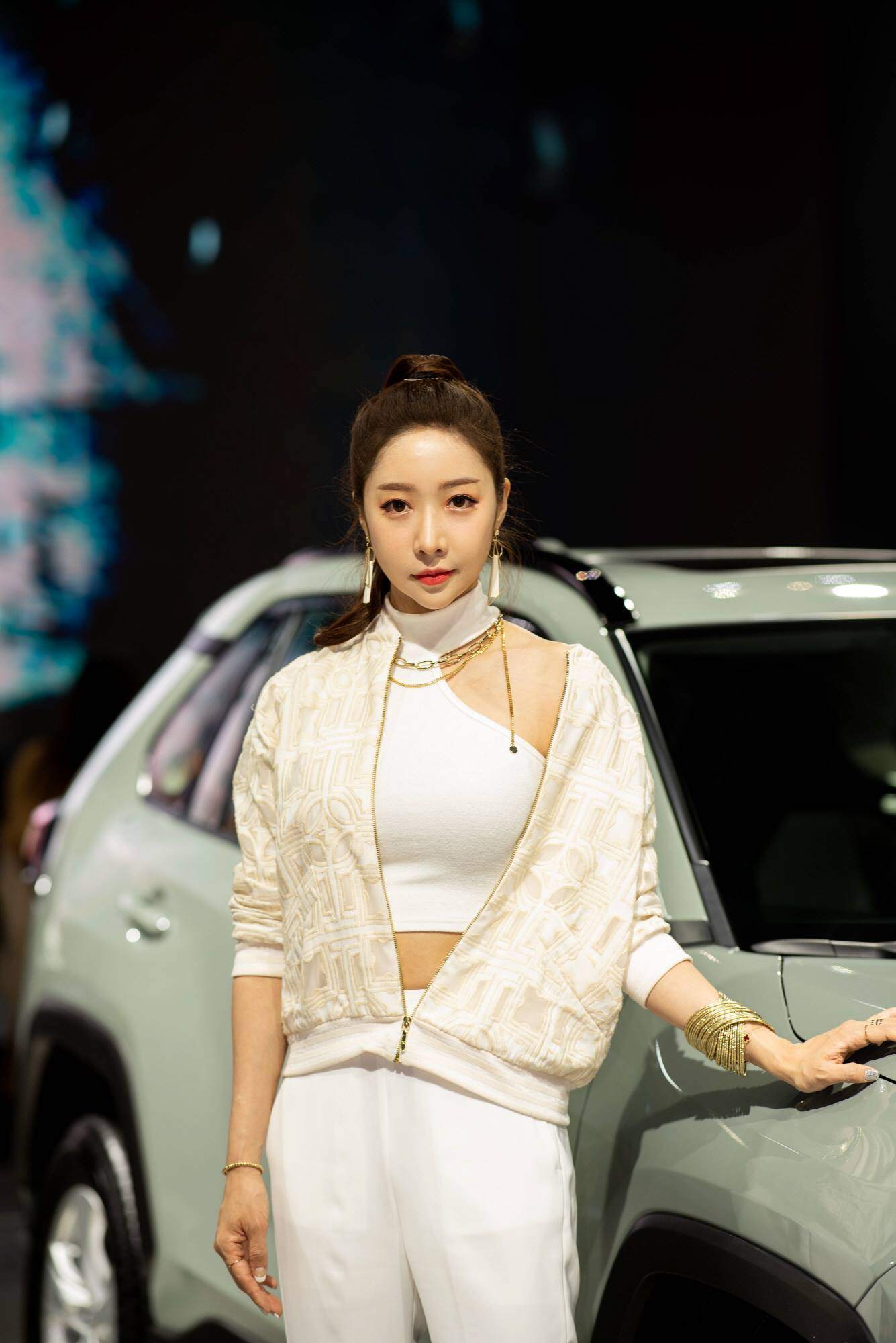 Dù không ăn mặc quá phản cảm nhưng Yu Da Som trông vẫn thật gợi cảm tại triển lãm xe