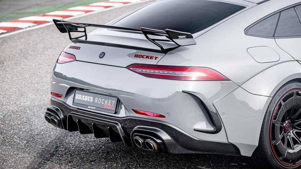 So với nguyên mẫu, ngoại thất của Brabus Rocket 900 trông thu hút hơn với logo nổi bật, body và cánh gió sau mới hầm hố hơn
