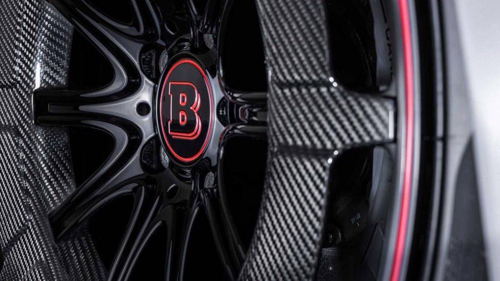 Dàn chân của xe đi kèm với bộ mâm Monoblock Z có kích thước 21 và 22 inch trước sau