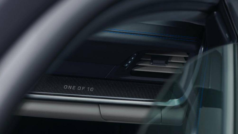 Khoang lái của phiên bản này cũng có logo đánh dấu sự đặc biệt "One of 10"