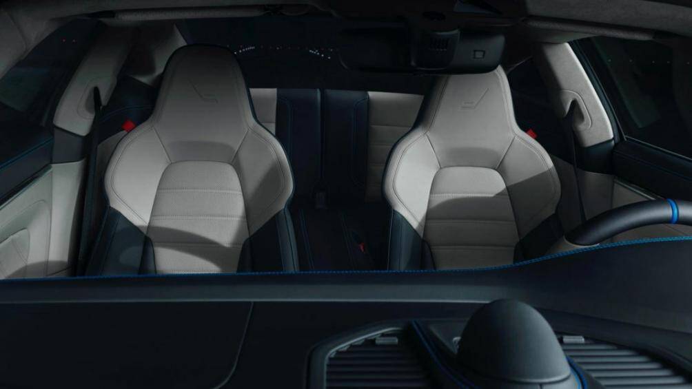 Một bộ bạt trùm xe được thiết kế riêng với dòng chữ "Remove before flight" lấy cảm hứng từ ngành hàng không