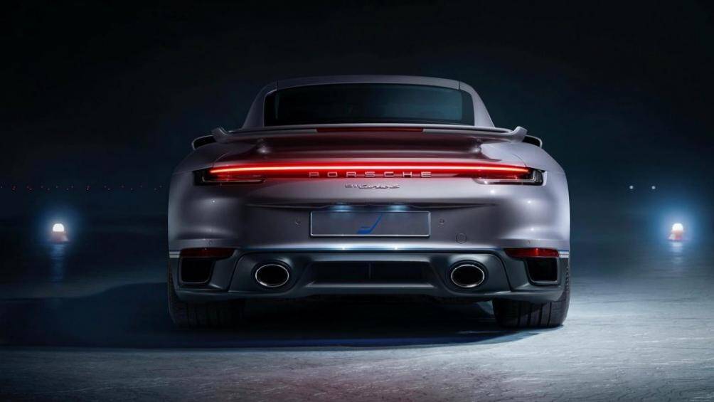 Cánh gió phía sau được thiết lập với năm chế độ khác nhau, kết hợp cùng cánh gió ẩn phía dưới cản, cải thiện khả năng khí động học cho xe