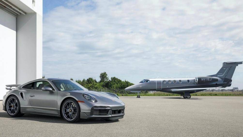 Hãng Porsche đã kết hợp cùng công ty sản xuất máy bay Embraer cho ra mắt bộ đôi siêu xe Porsche 911 Turbo S và chuyên cơ Phenom Embraer 300E