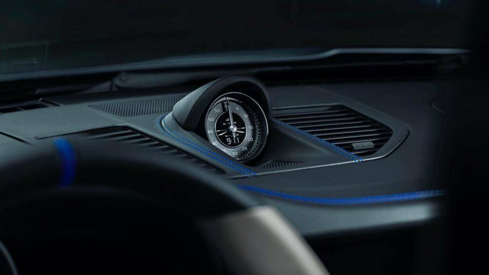 Trần xe được bọc vật liệu Alcantara màu xám đẹp mắt, mốt số điểm nhấn khác như vô-lăng đánh dấu hướng 12 giờ và lưng ghế ốp sợi carbon