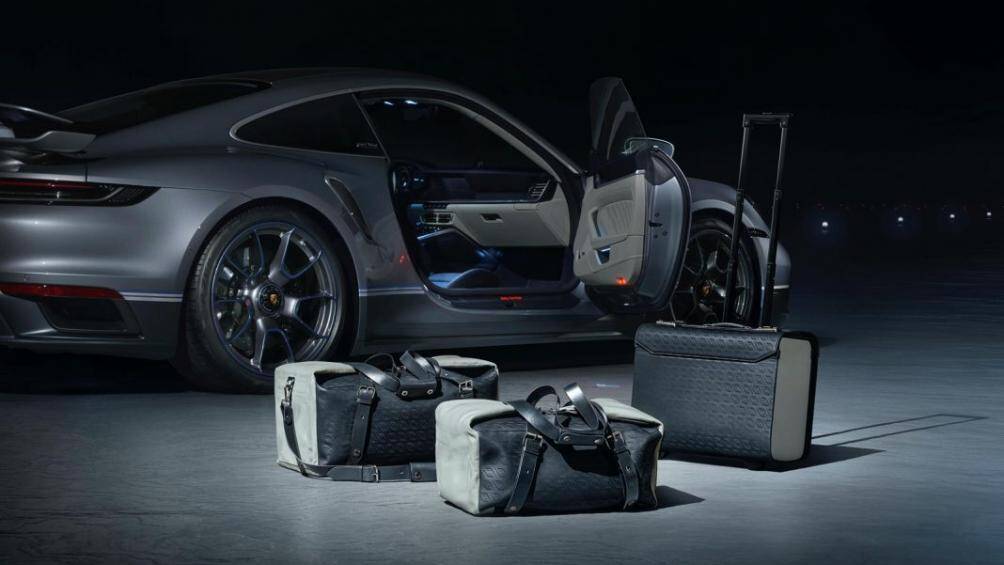 Khi mua bộ đôi này, khách hàng còn được tặng kèm bộ hành lý do Porsche Design thiết kế, hoàn thiện màu với hai tông màu xám khác biệt