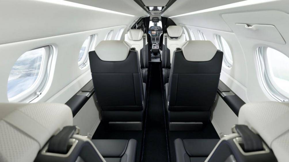 Chuyên cơ Embraer Phenom 300E sở hữu tốc độ hành trình ở mức 464 hải lý với khả năng di chuyển liên tục 2.010 hải lý trước khi cần nạp nhiên liệu