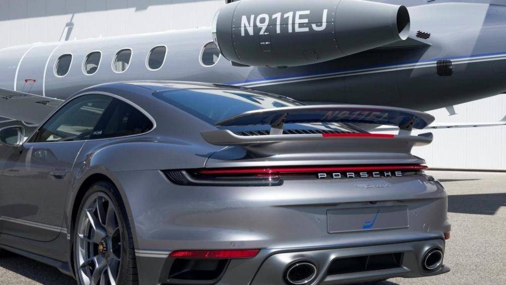 Đường kẻ sọc hai màu là Brilliant Chrome và Speed Blue ở giữa để ngăn cách hai màu sơn đặc biệt này