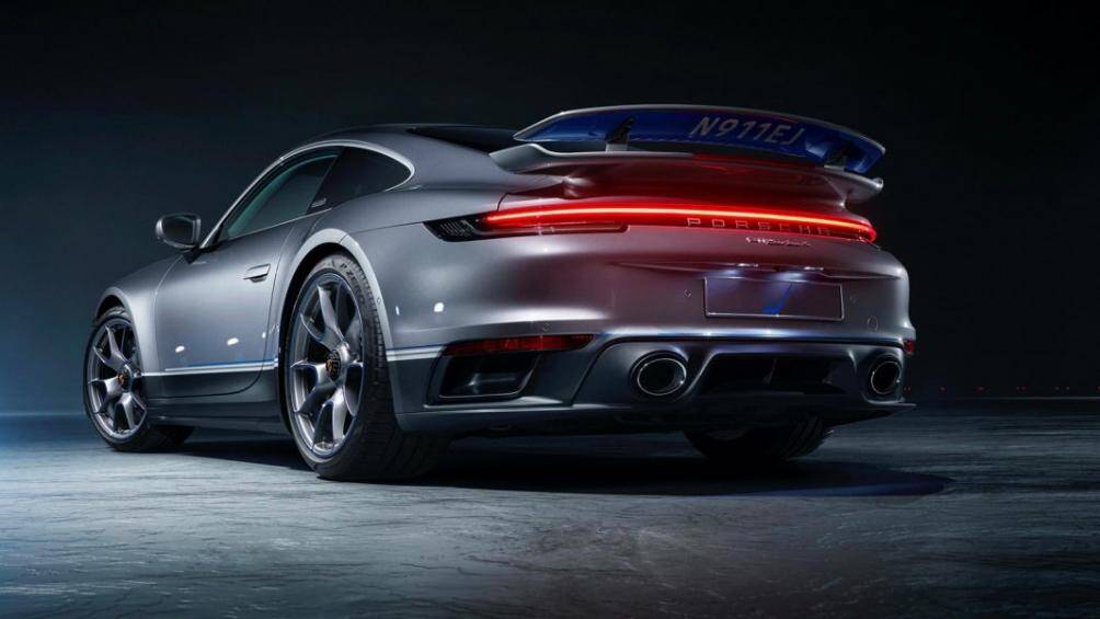 Trên chiếc 911 Turbo S “Duet”, Porsche còn sở hữu cản trước, cản sau cũng như ốp hông hoàn toàn mới