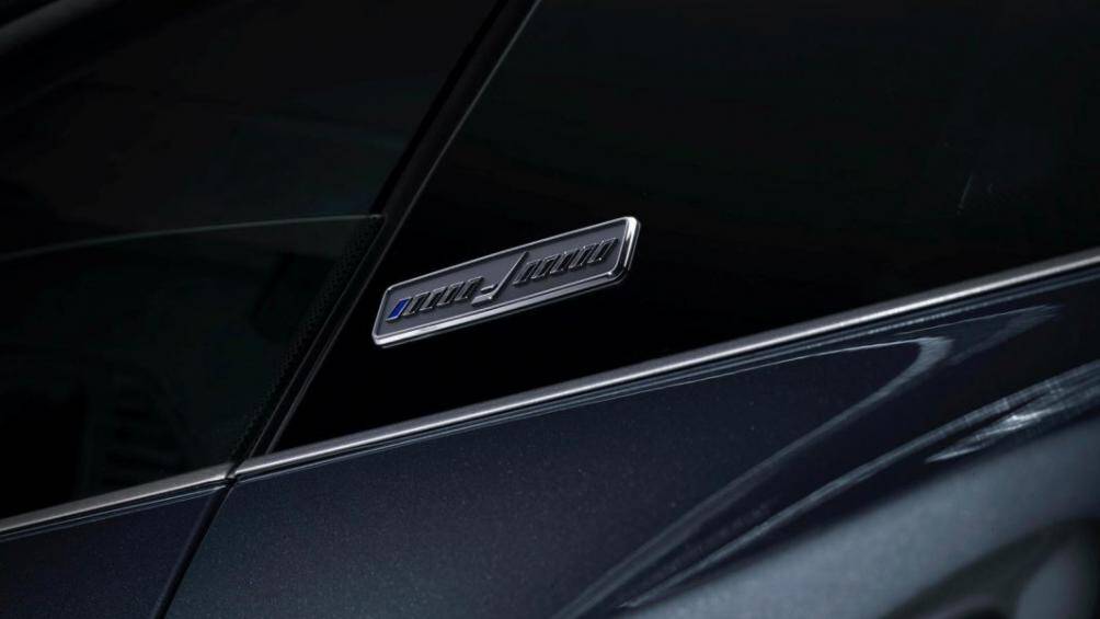 Một logo đánh dấu sự đặc biệt của bộ đôi được lấy cảm hứng từ những đường nét khí động học của cả hai, tất cả đều được đánh số riêng