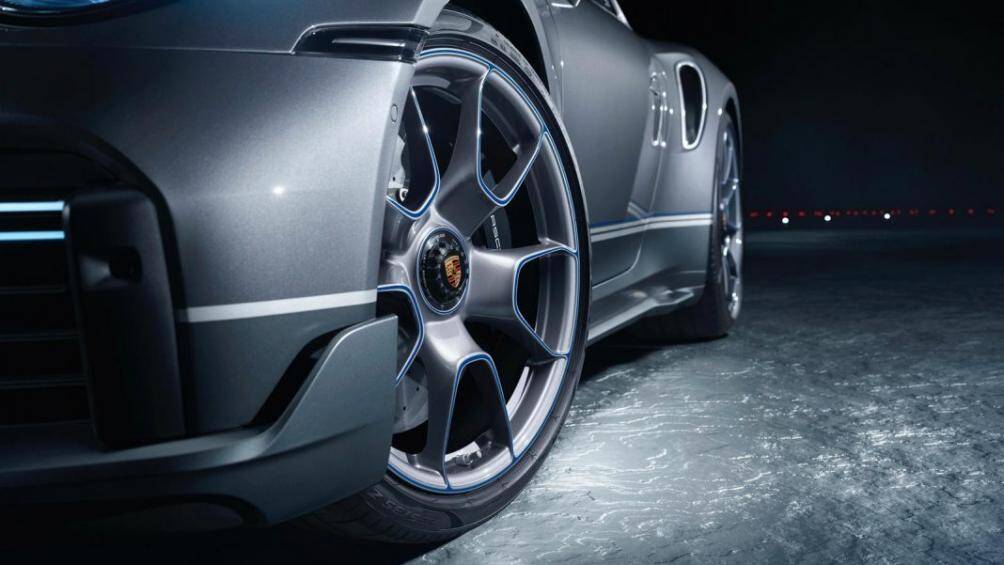 Xe sở hữu bộ mâm Exclusive được làm bằng nhôm, sơn màu xám (Platinum Silver Metallic) với các chi tiết xanh dương (Speed Blue)