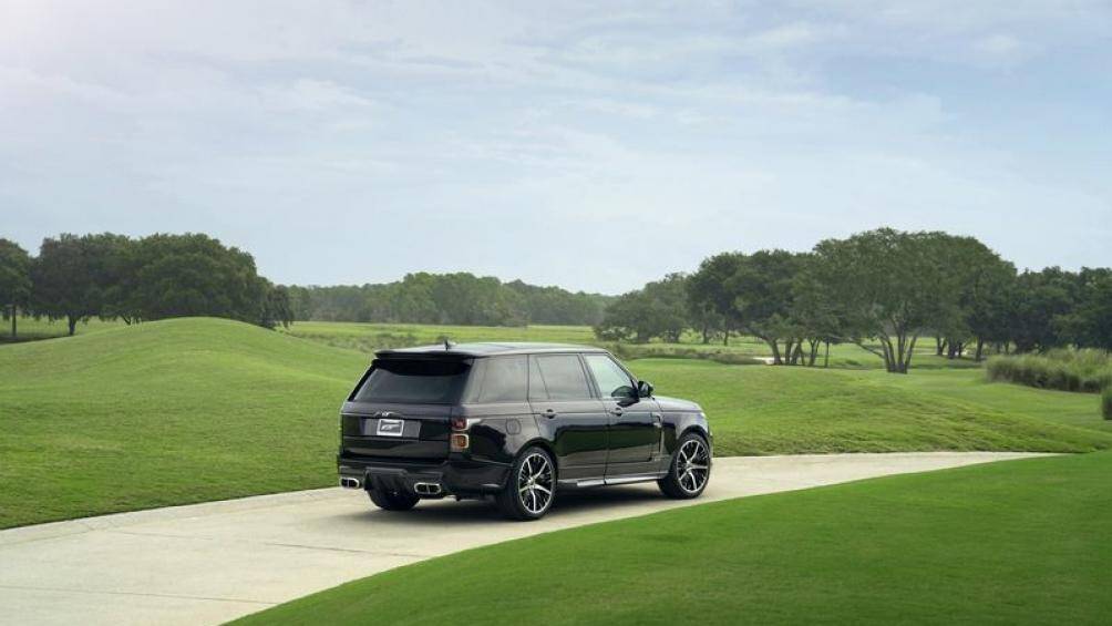 Ở phía sau, chiếc SUV siêu sang cũng nhận được không ít thay đổi với cánh gió sợi carbon và tấm cản va sau thể thao hơn kèm bộ khuếch tán gió mới