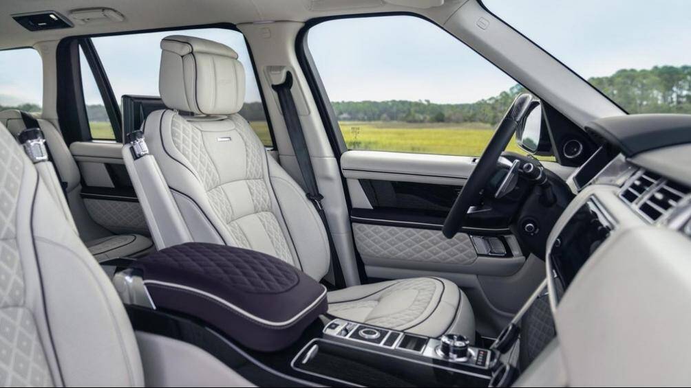 Ở bên trong, mẫu xe này cũng được trang bị da bọc họa tiết kim cương màu trắng Capiz với đường khâu tương phản