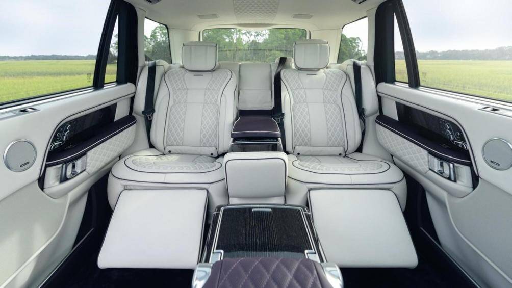 Trên trần xe cũng có vị trí bọc da tương xứng cũng như trang trí gỗ dán vân sọc Argento và chi tiết bọc da Calluna