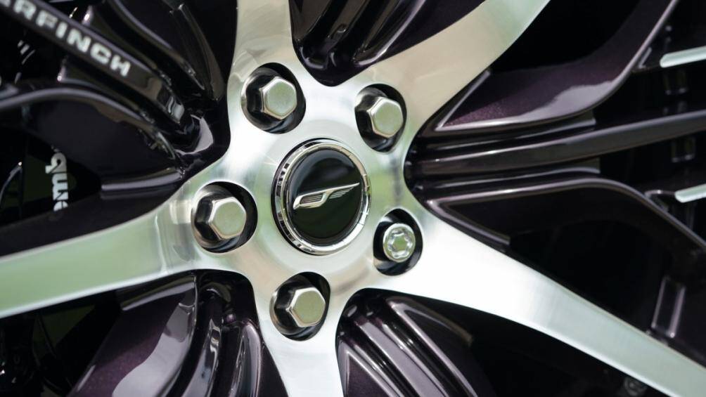 Đồng thời, nó cũng có lưới tản nhiệt bằng sợi carbon, cửa thông gió sau tấm chắn bùn bằng sợi carbon và bộ la-zăng hợp kim cỡ 22 inch