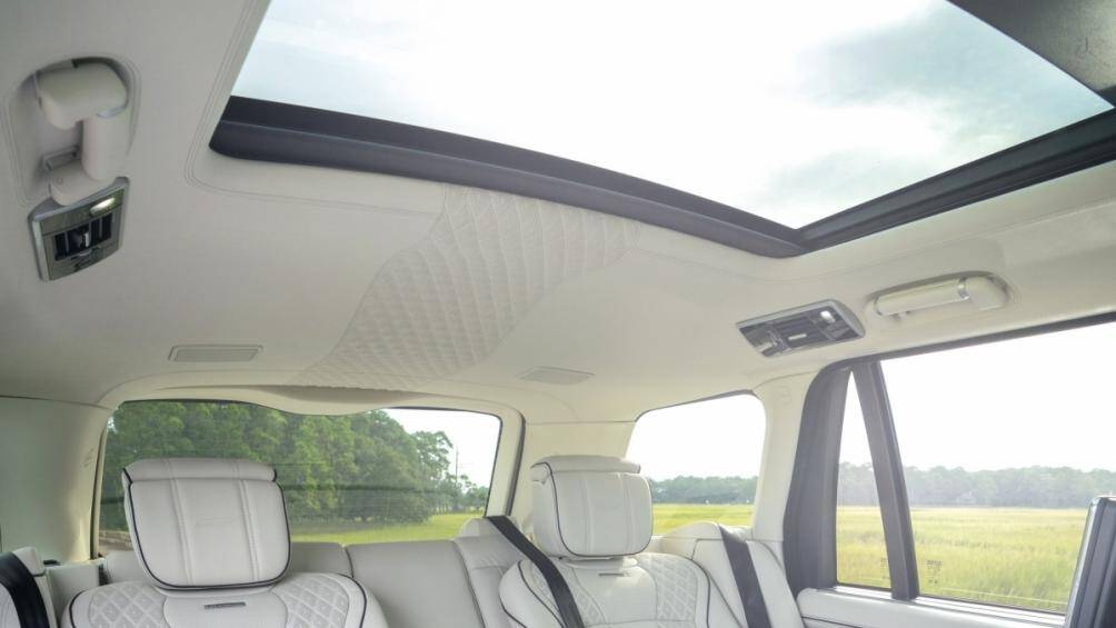 Những điểm nổi bật khác trong nội thất bao gồm thảm trải sàn bằng da cừu dày, tấm ốp ngưỡng cửa phát sáng, ghế chỉnh hướng 24h với đủ tính năng