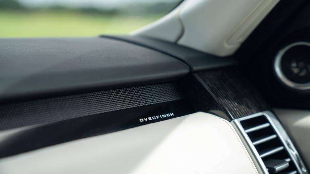 Dấu ấn của hãng độ Overfinch xuất hiện nhiều nơi trên xe