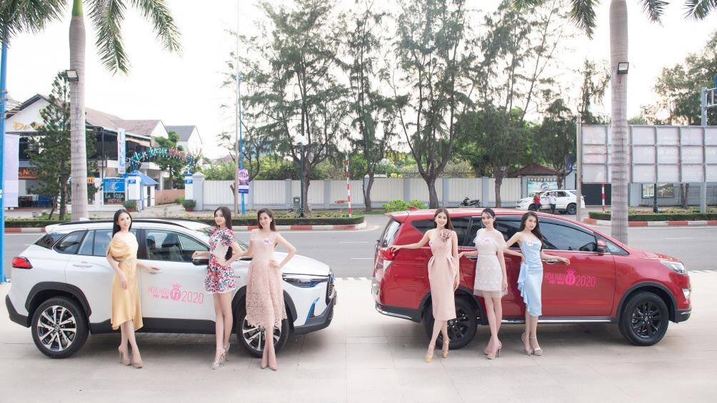 9 chiếc xe mang thương hiệu Toyota bao gồm các mẫu xe Corolla Cross, Camry và Innova với thiết kế trẻ trung và không gian rộng rãi sẽ có nhiệm vụ đưa đón thí sinh tham dự các cuộc thi và hoạt động nằm trong khuôn khổ vòng chung kết