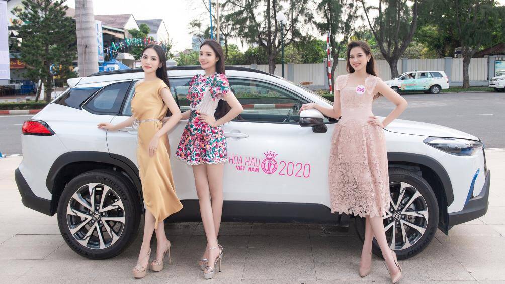 3 thí sinh cuộc thi hoa hậu Việt Nam 2020 tạo dáng cùng chiếc Toyota Corolla Cross