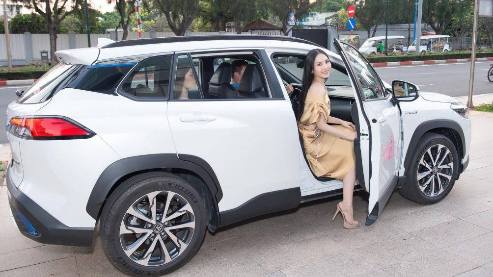 Toyota Corolla Cross sử dụng hệ truyền động hybrid, mang lại trải nghiệm êm ái, đồng thời góp phần bảo vệ môi trường